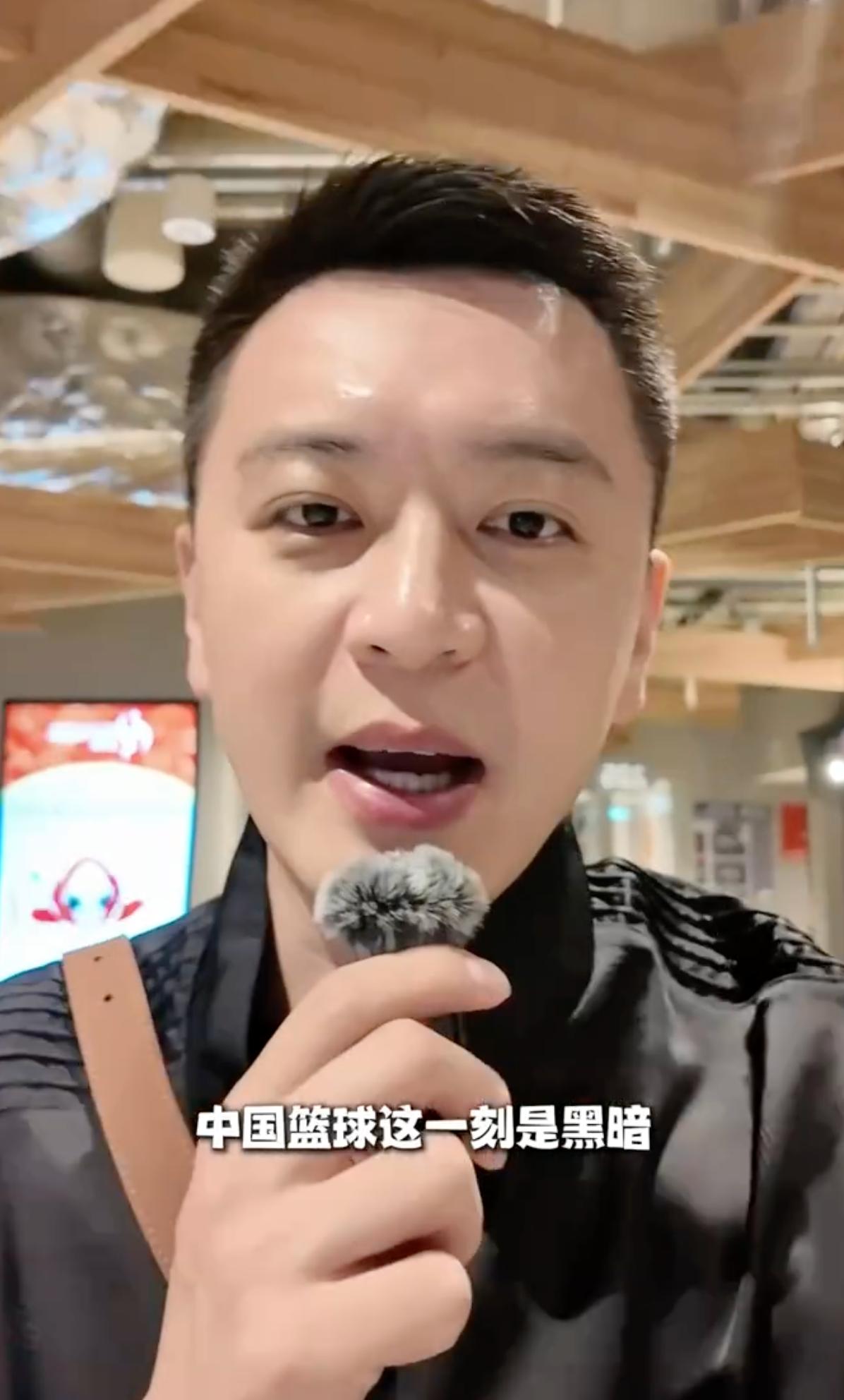 前辽宁男篮主帅杨鸣现身赛场。观战中国男篮不敌日本的惨败对局，第三节便提前离场。杨