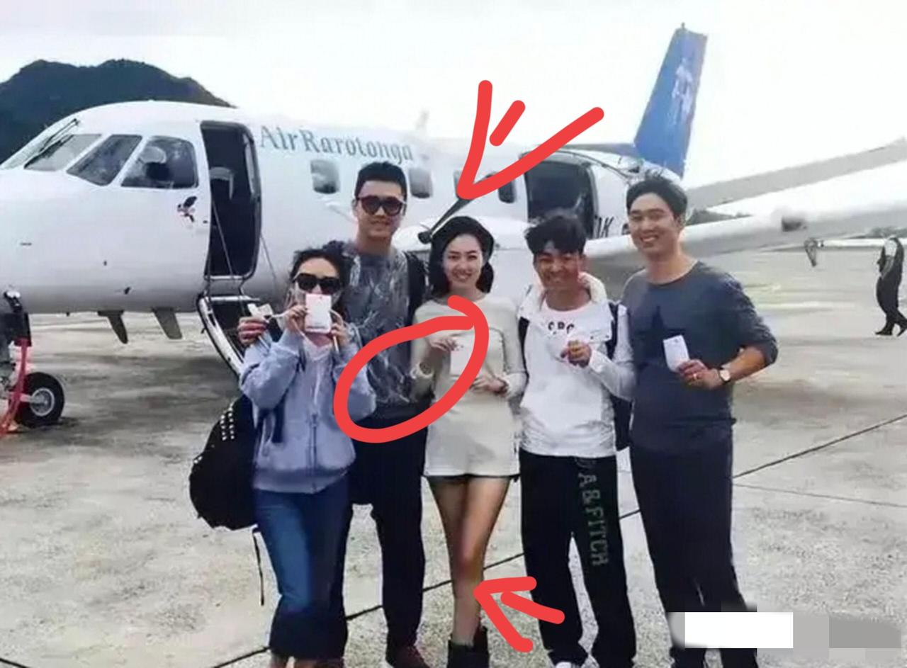 当年的这一组照片，就算不知道里面的明星是谁，也能从站的姿势看得出，马蓉和宋喆