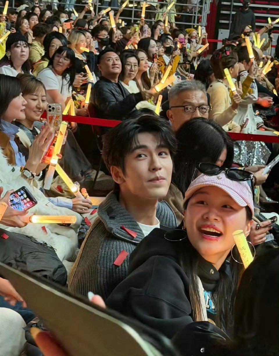 张凌赫去看刘宇宁演唱会了（他是不是把应援棒给甩走了哈哈哈哈哈