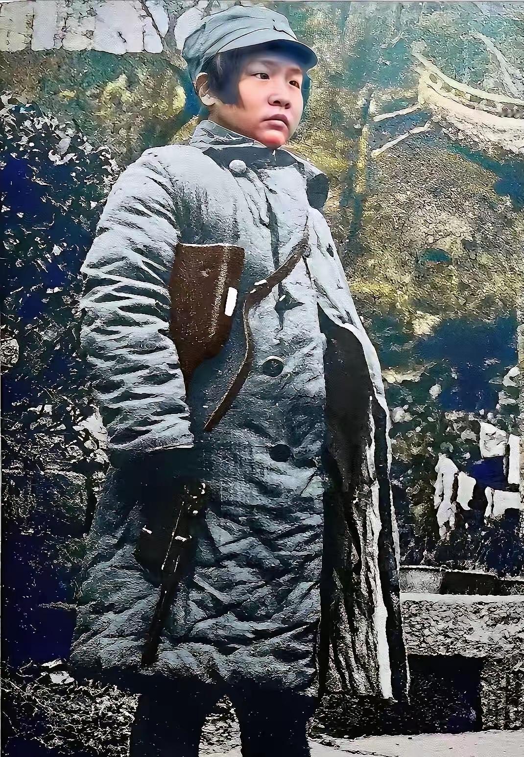 这张照片里的八路军女战士就是14岁女战士就是14岁的田华。1942年，摄影记者雷