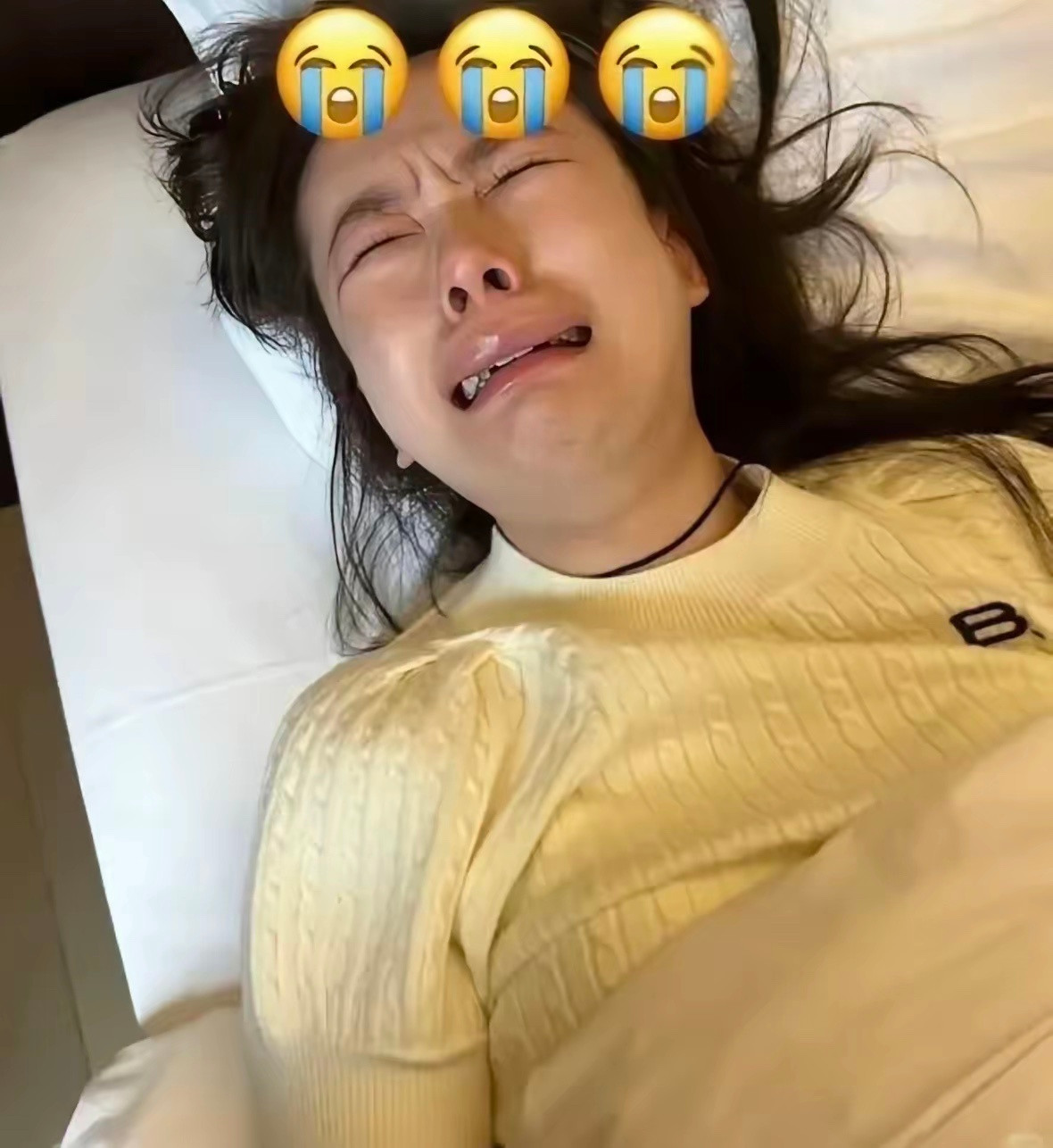 江西女孩赴香港追星，全家低保被取消，女孩网上哭诉自己打工挣钱去看喜欢的爱豆怎么了