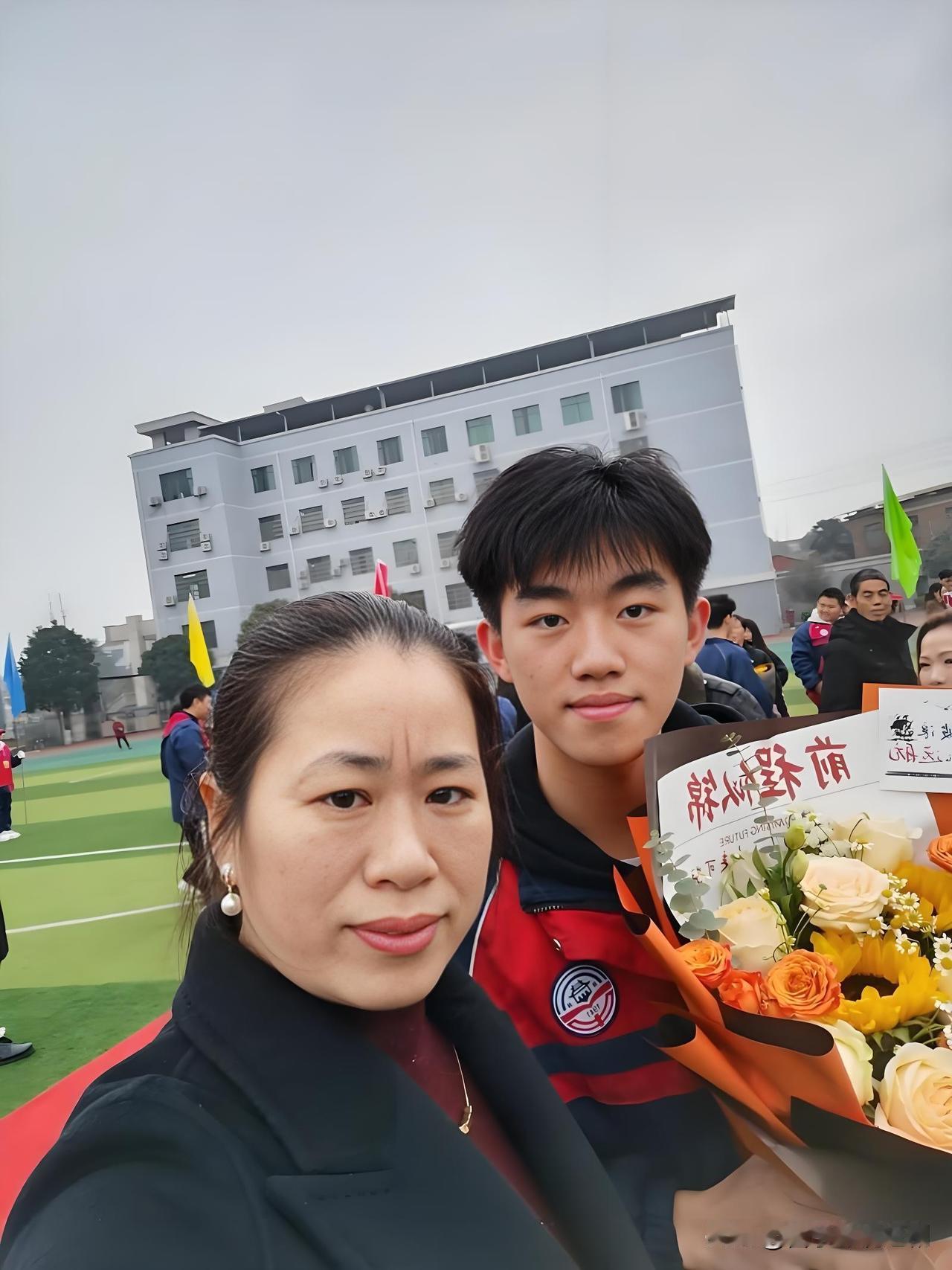 湖南的易女士带着儿子坐了十几个小时的绿皮火车，一路辗转赶到浙江嘉兴，送他去读大学