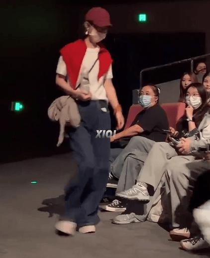 赵丽颖病休后首度露面！低调赴约谢娜话剧，让人看着心疼事业上，赵丽颖向来是圈内