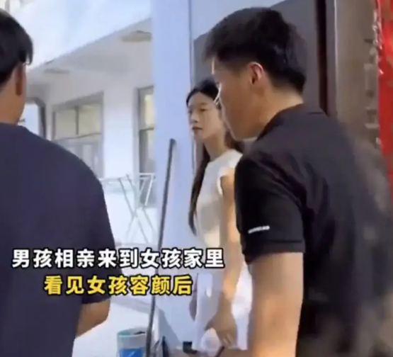 男子去女孩家里相亲，满怀期待的来，没想到进门只看了女孩一眼，转头就往外走，出门后