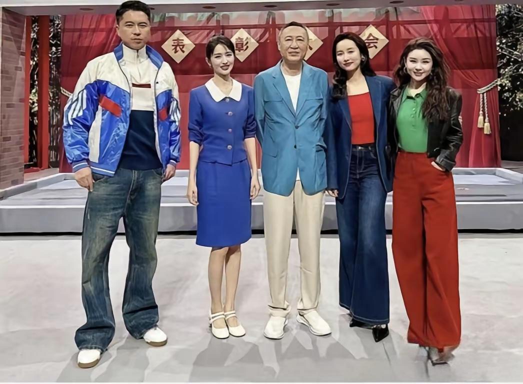 这张五人合照里，高大的王雷站在最左边，爱人李小萌在最右边，挨着王雷的佟丽娅看着又