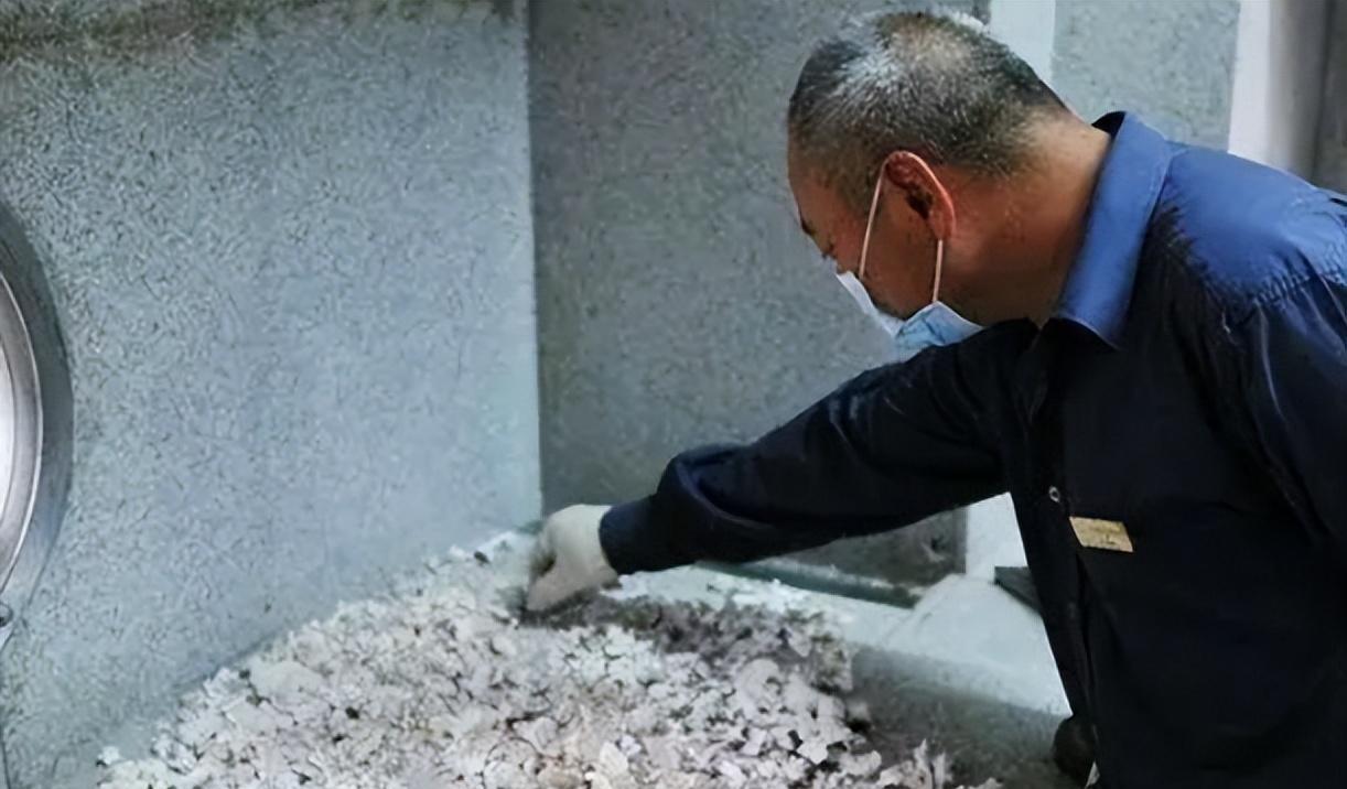 65岁老太生前从未做过手术，去世后却在骨灰里发现了一把手术刀，那么这把手术刀究竟