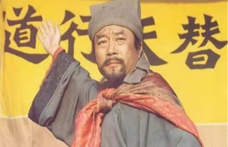 当年，李雪健演完宋江后，拿着34万的片酬兴高采烈地准备回家时，却接到妻子慌慌张张