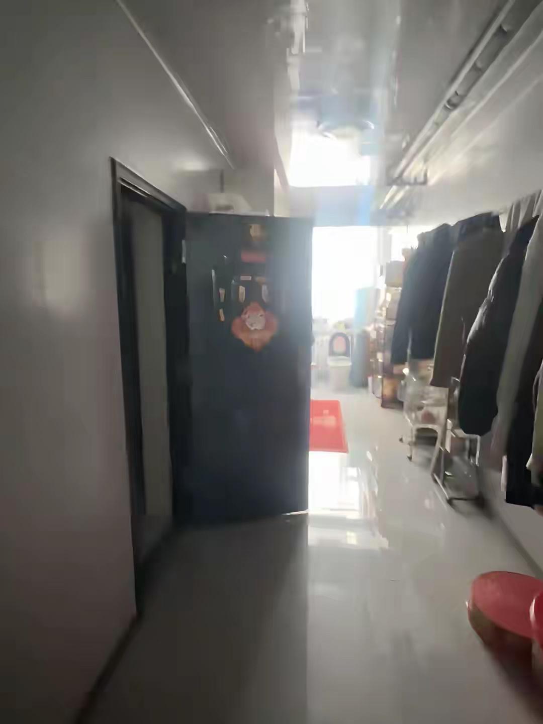 内蒙古一女子半年没回家，公共楼道被邻居改成厨房+卫生间！3月4日，内蒙古一女子曝