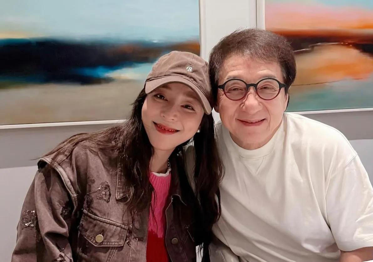 70岁成龙与张静初在美国聚餐被拍,他染着棕发,虽头发稀疏难掩岁月痕迹,却依旧精神