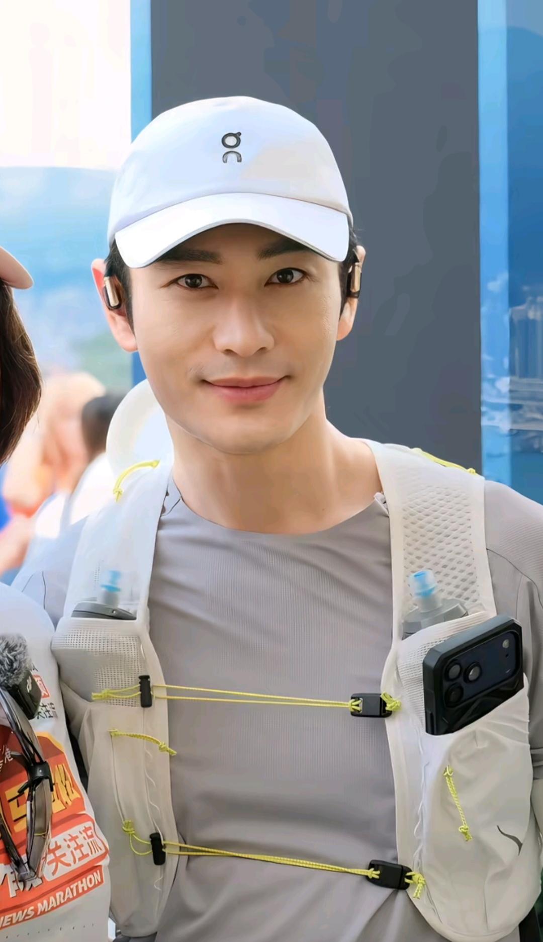 黄晓明最近接受采访，聊起了去年考博失败的事，他说很可惜没考上，但我希望有一