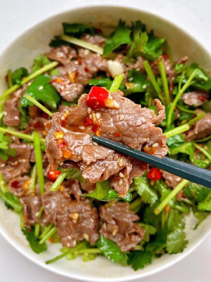 好吃又下饭的香菜炒牛肉。香辣开胃，牛肉嫩滑不柴。我的宝藏食谱
