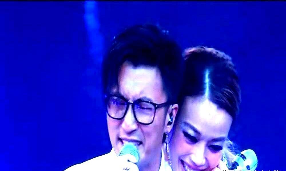 台上万人，容祖儿一句“嫂子”把王菲逼到悬崖边。空气结冰0.3秒，天后斜眼：“煮