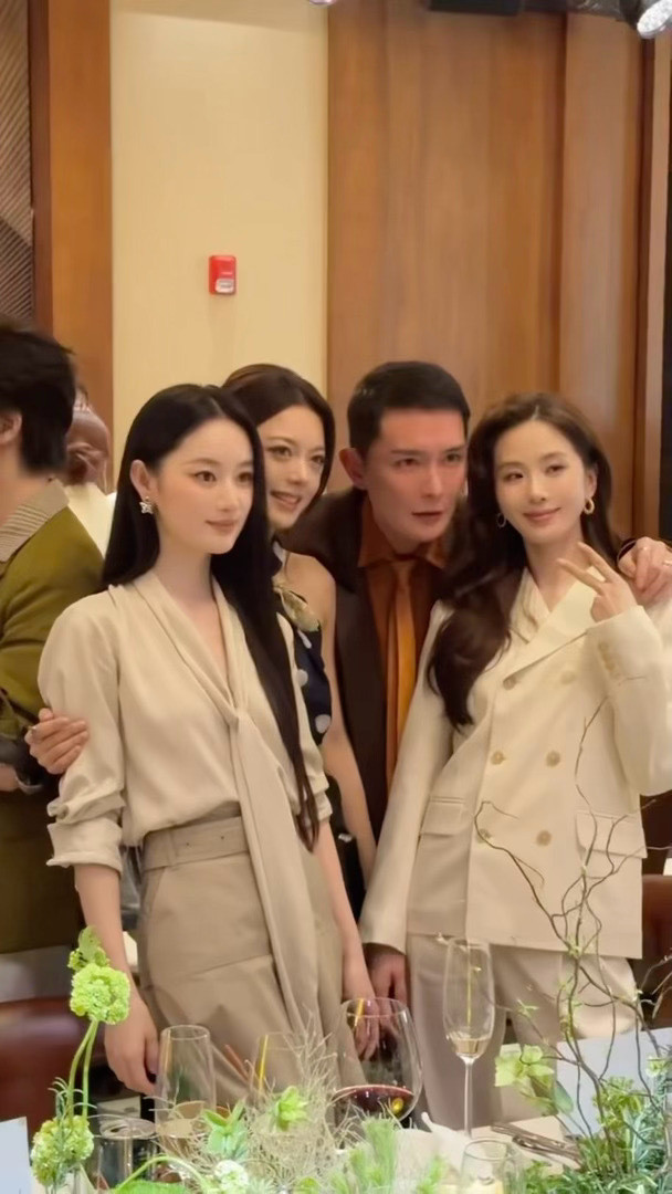 刘诗诗赵今麦郭晓婷合照Vogue盛典晚宴，刘诗诗，刘冲，郭晓婷，赵今麦合影。刘