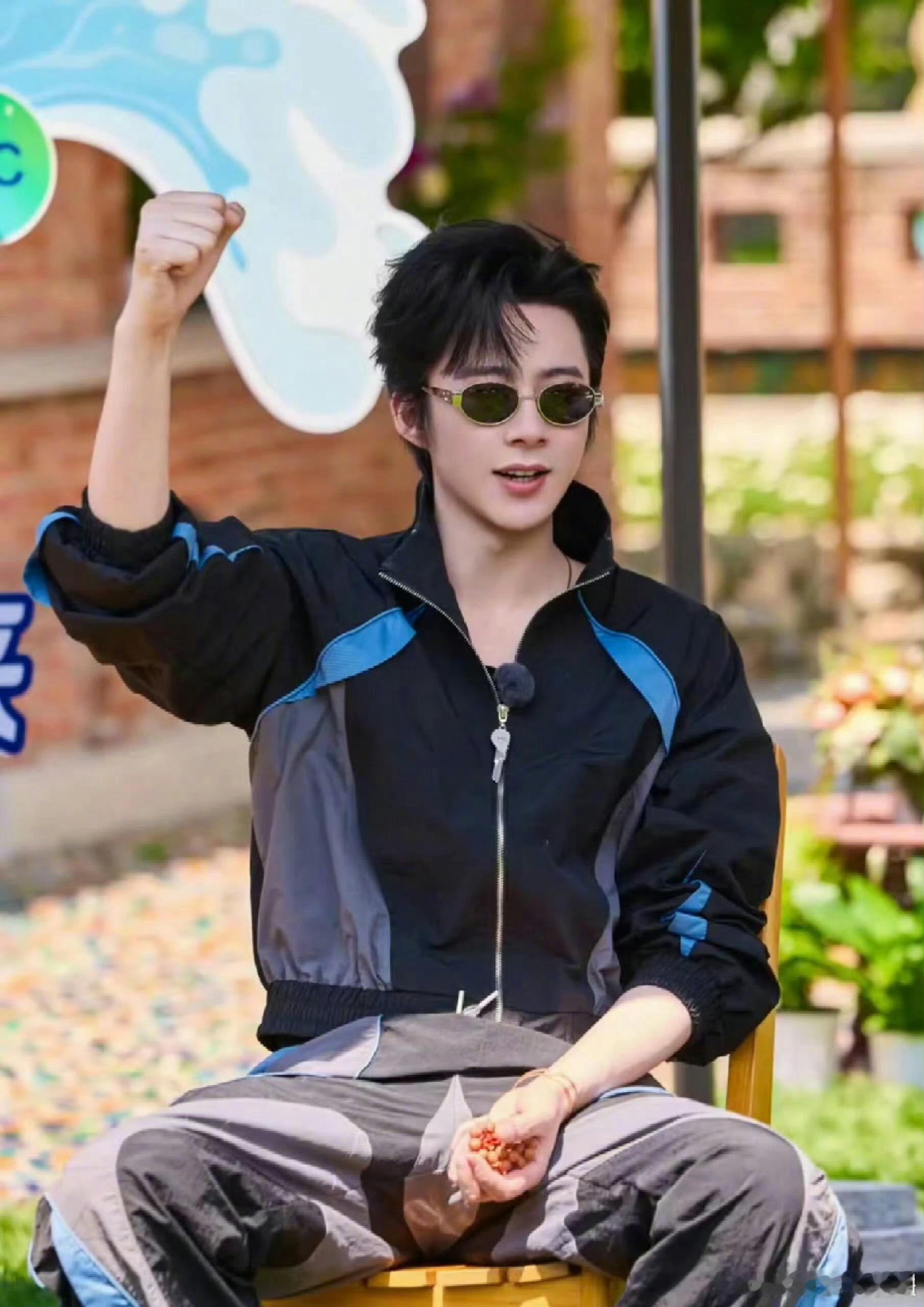 刘宇宁被汤打了刘宇宁在《地球超新鲜》里被汤“打”了！喝汤时五官都皱成一团，说那汤