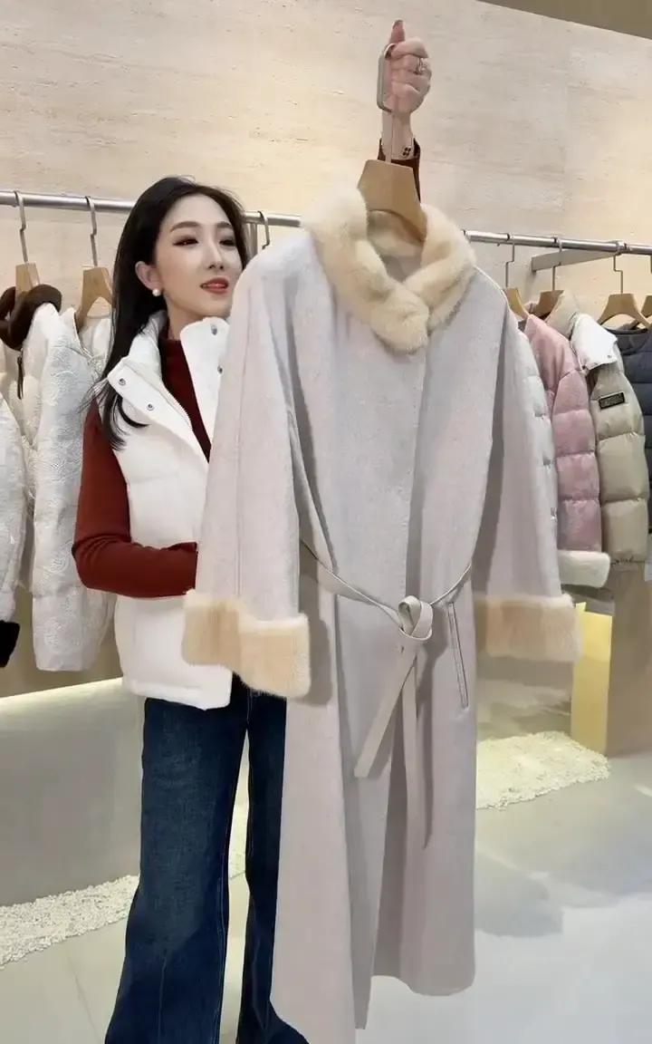 扎克伯格最近几次露面都穿着BV的夹克，照片一出，网友立马把LP和BV又拉出来对比