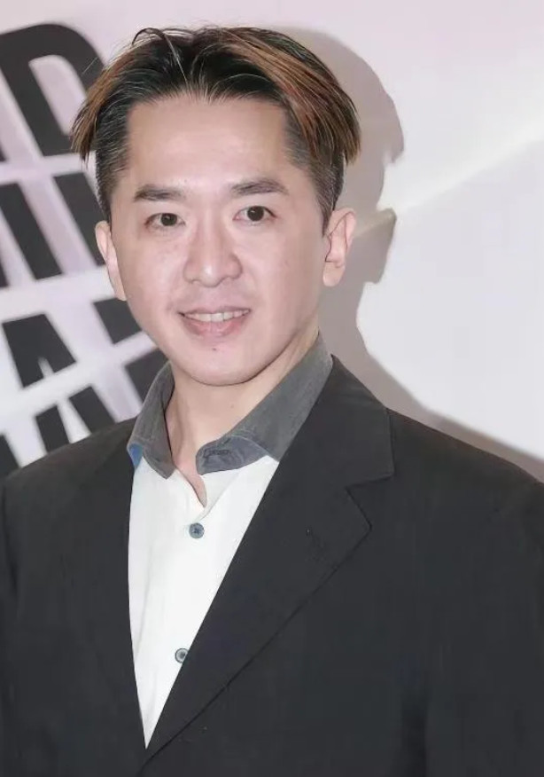 主持人问邓兆尊:“你觉得找老婆要找怎么样的？外貌是不是很重要？”邓兆尊摇摇头:“