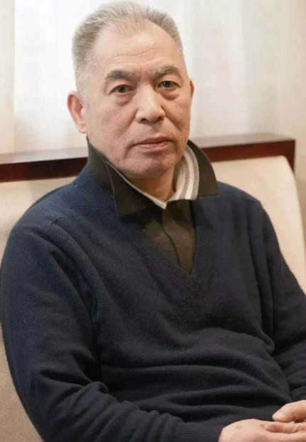 著名作家梁晓声的小姨20多岁时，未婚怀孕，执意不说孩子的父亲是谁，最后被开除，生