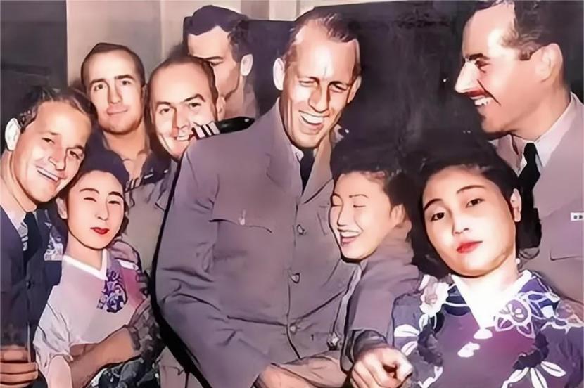 “一天要服侍55个美军。”1945年，35万美军进驻日本，烧杀劫掠，民怨沸腾，日