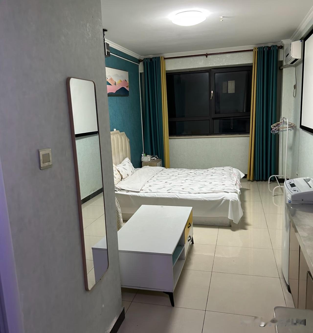 今年确实有点难，现在大学生都不恋爱了，我在大学附近干民宿，现在天天空着，我朋友是