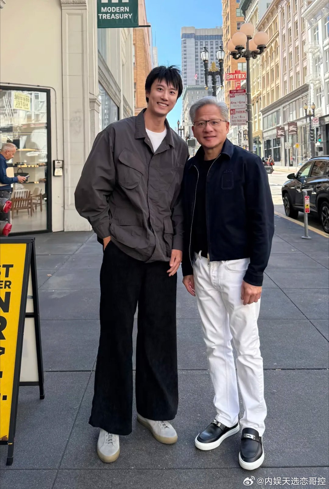 63岁英伟达总裁黄仁勋在美国旧金山街头被偶遇，他的穿衣打扮挺时尚的，脚上穿的鞋是爱马仕配货，即使他很