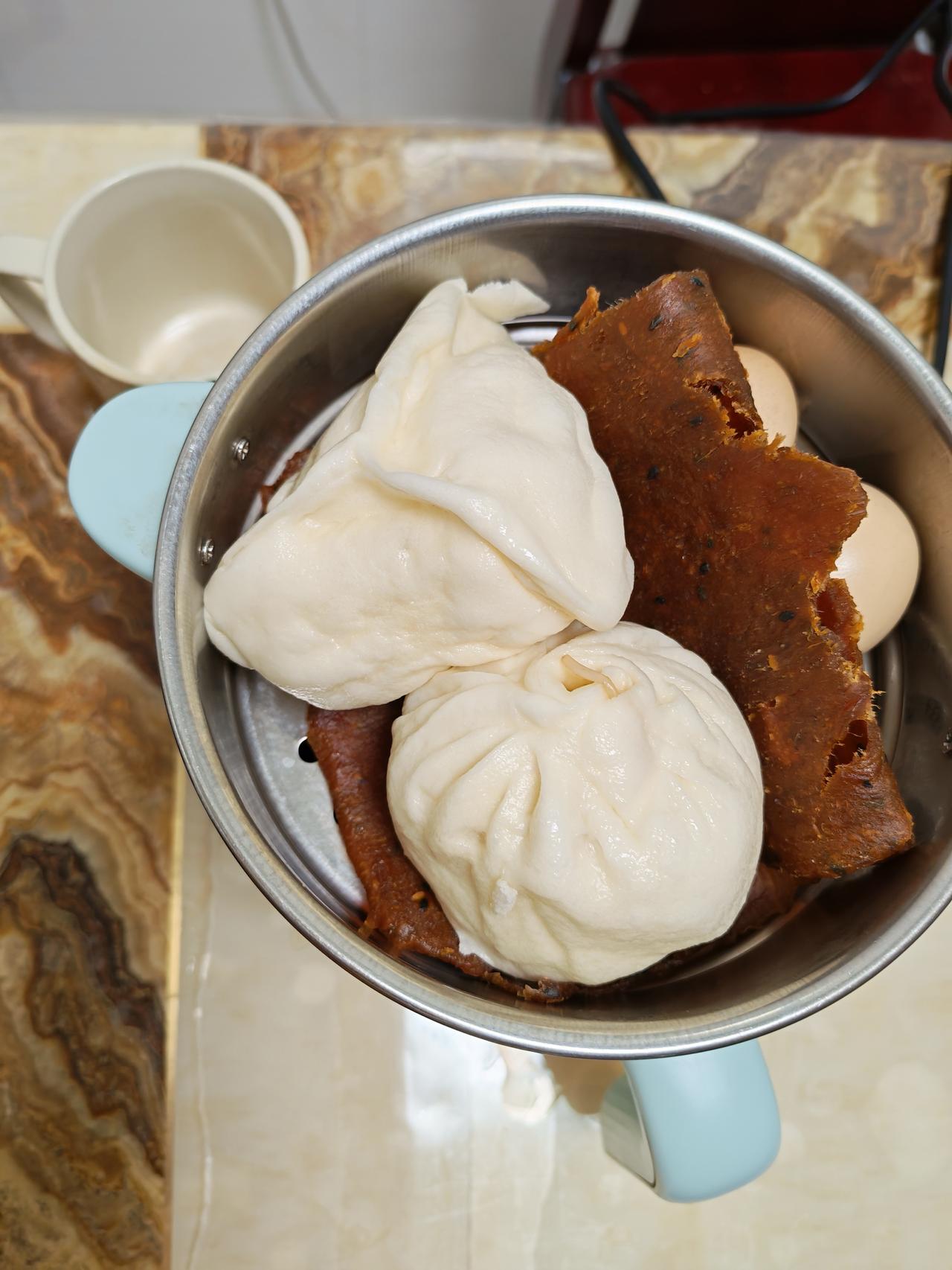 今日份烟火气早餐✨早起的快乐，是这笼热气腾腾的早餐给的～暄软的大包子，