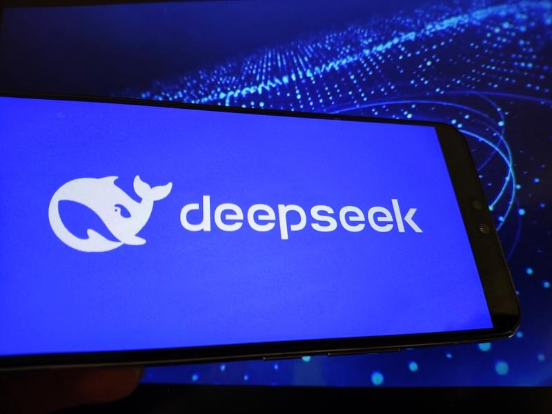 梁文锋和DeepSeek想做啥梁文锋和他的DeepSeek想干啥？这得从大背景