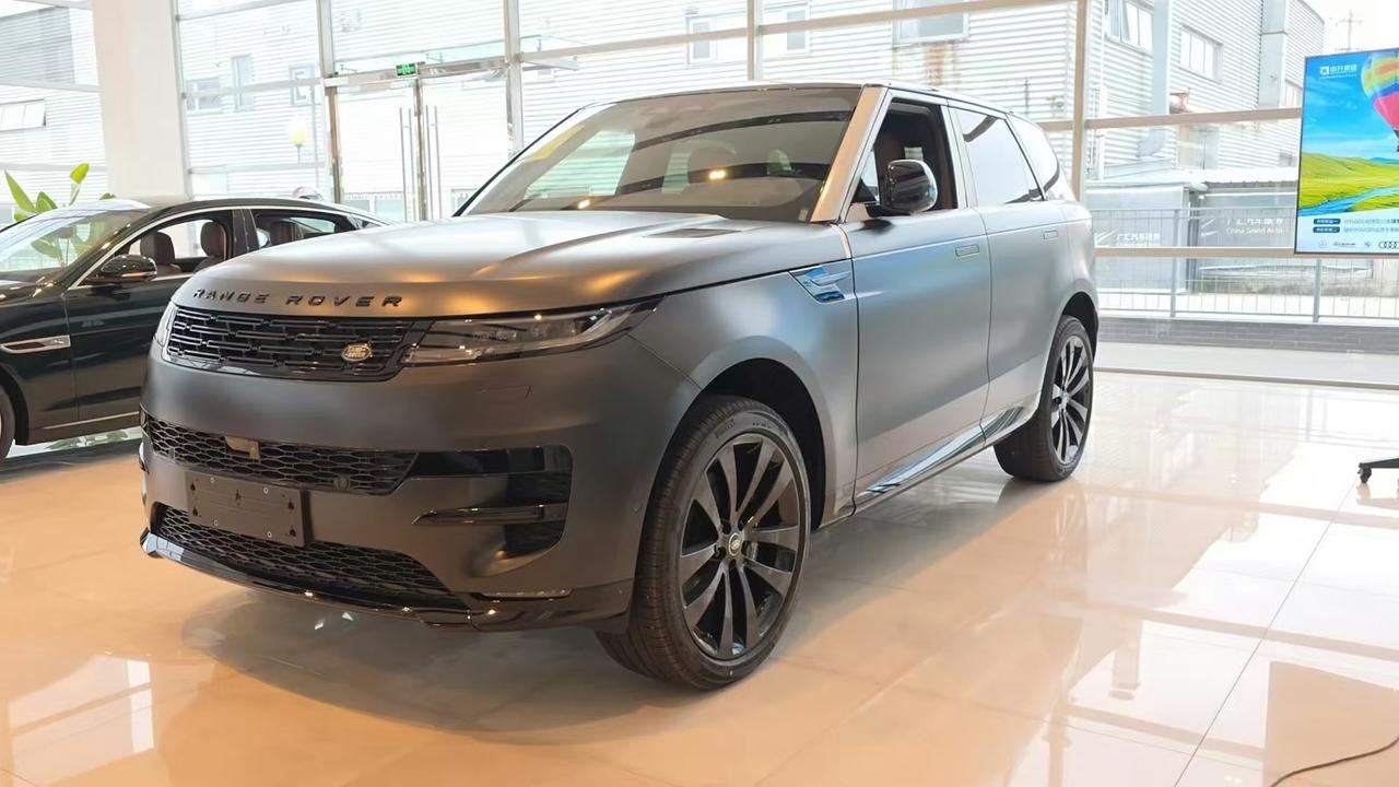 路虎揽胜揽胜运动SE，哑光喀尔巴阡灰配琥珀内饰，简直是颜值与奢华的完美融合。哑