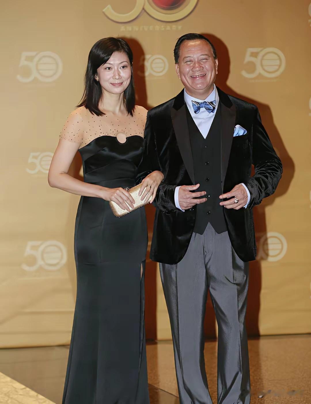 万梓良和他的空姐老婆，万梓良个子应该有一米八，他老婆比他矮一点，应该也有一米七五