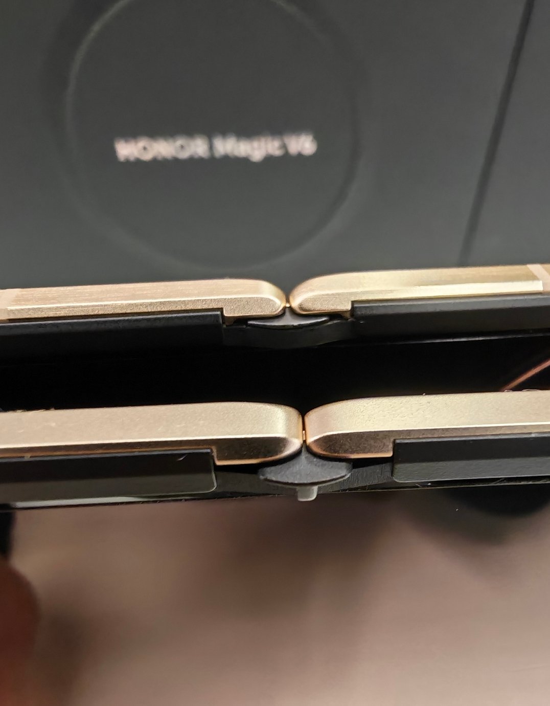 荣耀MagicV6可以玩滑索？荣耀自研的鲁班铰链用了2800MPa的盾构钢，这