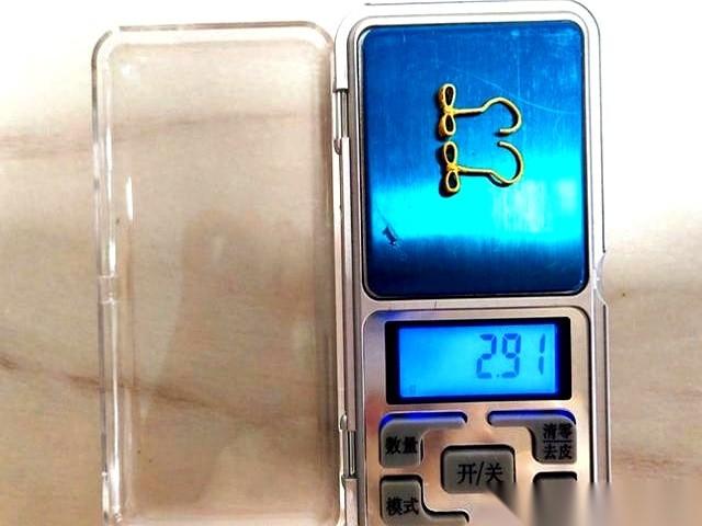 30克黄金，戴在手上到底是什么感觉？我告诉你，是3万多块钱压在手腕上的感觉。