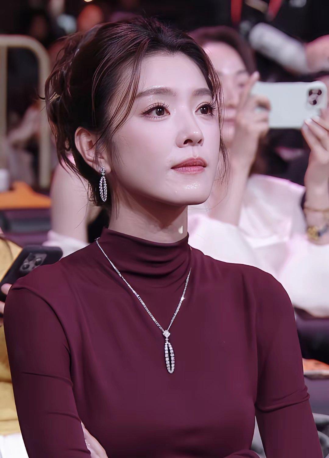 终于知道，春晚为啥要请李云霄了，不只是因为她漂亮，也不是单靠气质，而是她往人堆里