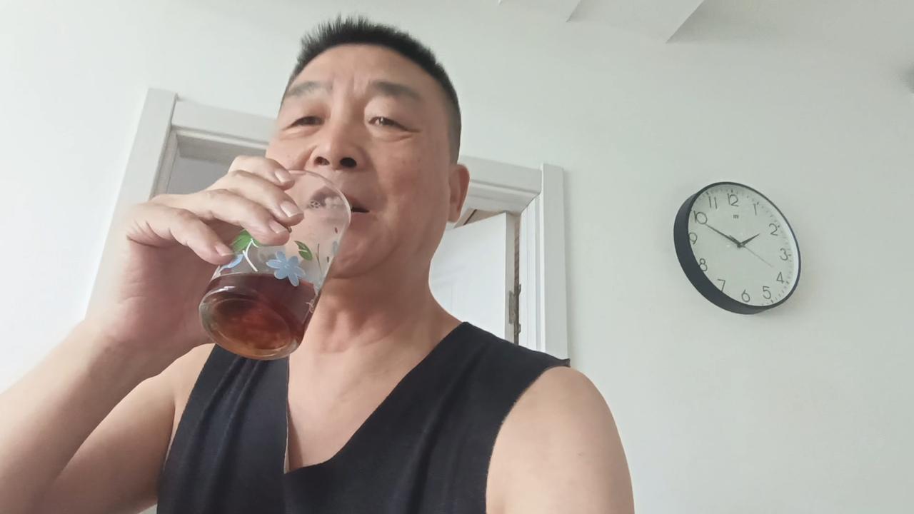 今天，下基层遇到一个朋友，也是“酒友”。认识20多年了。完成工作，已经下班，