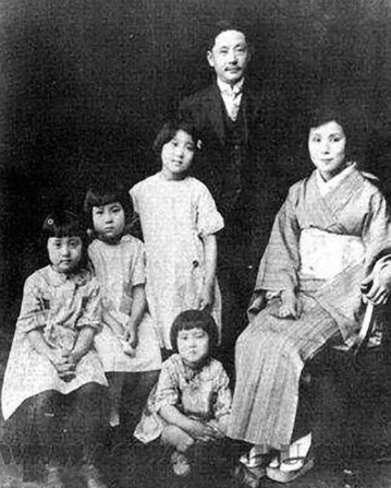 1948年，1名50多岁的日本女子，领着5个孩子，去郭沫若家敲门。郭沫若妻子于立