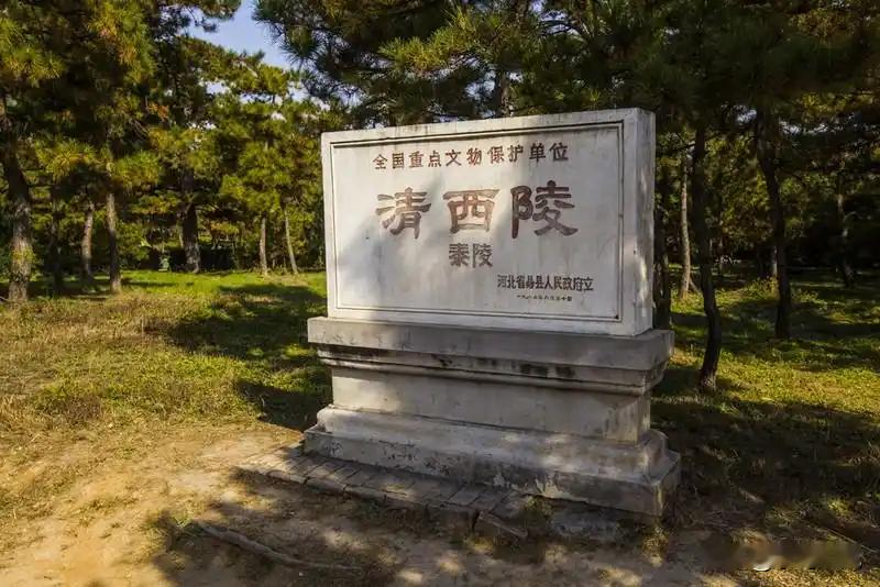 雍正十三年（1735年）八月二十一日，圆明园里的雍正皇帝觉得身体有点不舒服。但他没当回事，还在批奏折