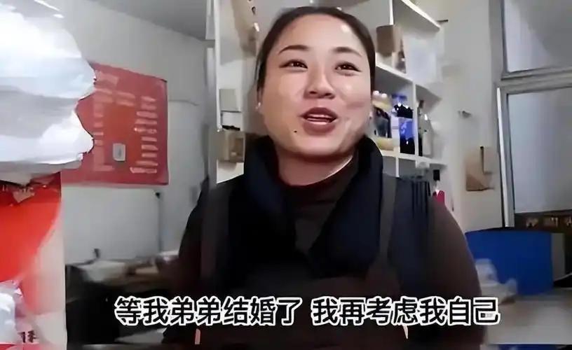 地表最强扶弟魔！2020年，安徽滁州的潘晓梅，摆摊打烧饼十余载，积攒了近百万存