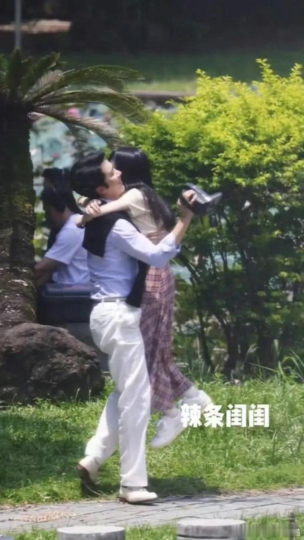 7月24日，白鹿彭冠英新剧路透拍摄的是白鹿饰演的19岁女主，爱上了彭冠英饰演的大
