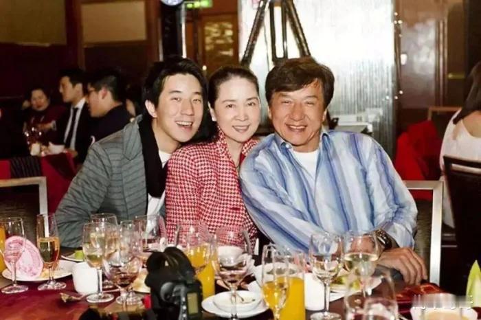 你知道林凤娇年轻时有多美吗？她是与林青霞齐名的金马影后，却美得不张扬。柳叶眉