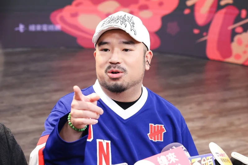 阿达承认逃兵役！阿达（本名昌璟翔）昨天主动前往新北地检署自首，坦承曾以伪造病历方