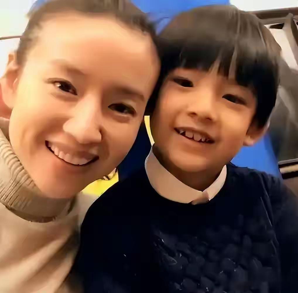 不知道谁对谁错，离婚的原因至今也搞不清楚。但当初董洁和潘粤明离婚的时候，是吵得很