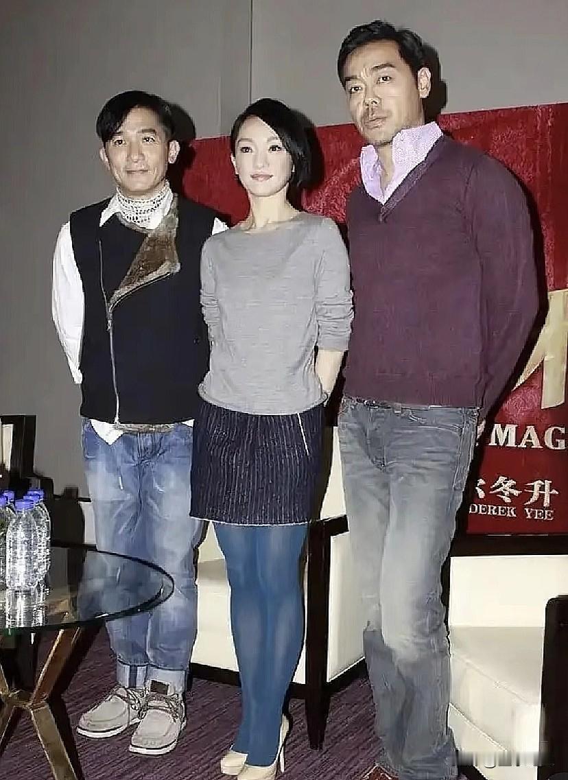 这张照片你猜猜是哪一年的？当时的周迅，梁朝伟和刘青云在一起的合照个个精神抖数。周