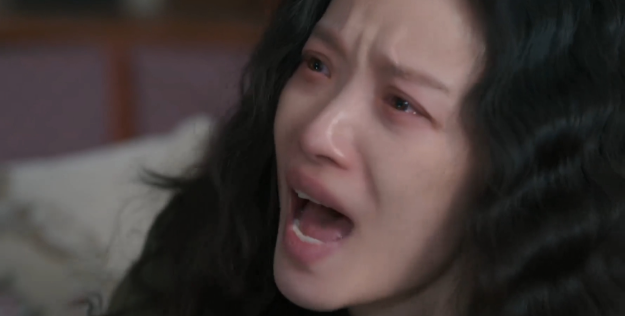 《隐身的名字》倪妮演技毫无长进还不如小演员。任小名是因误解导致的童年创伤，但她