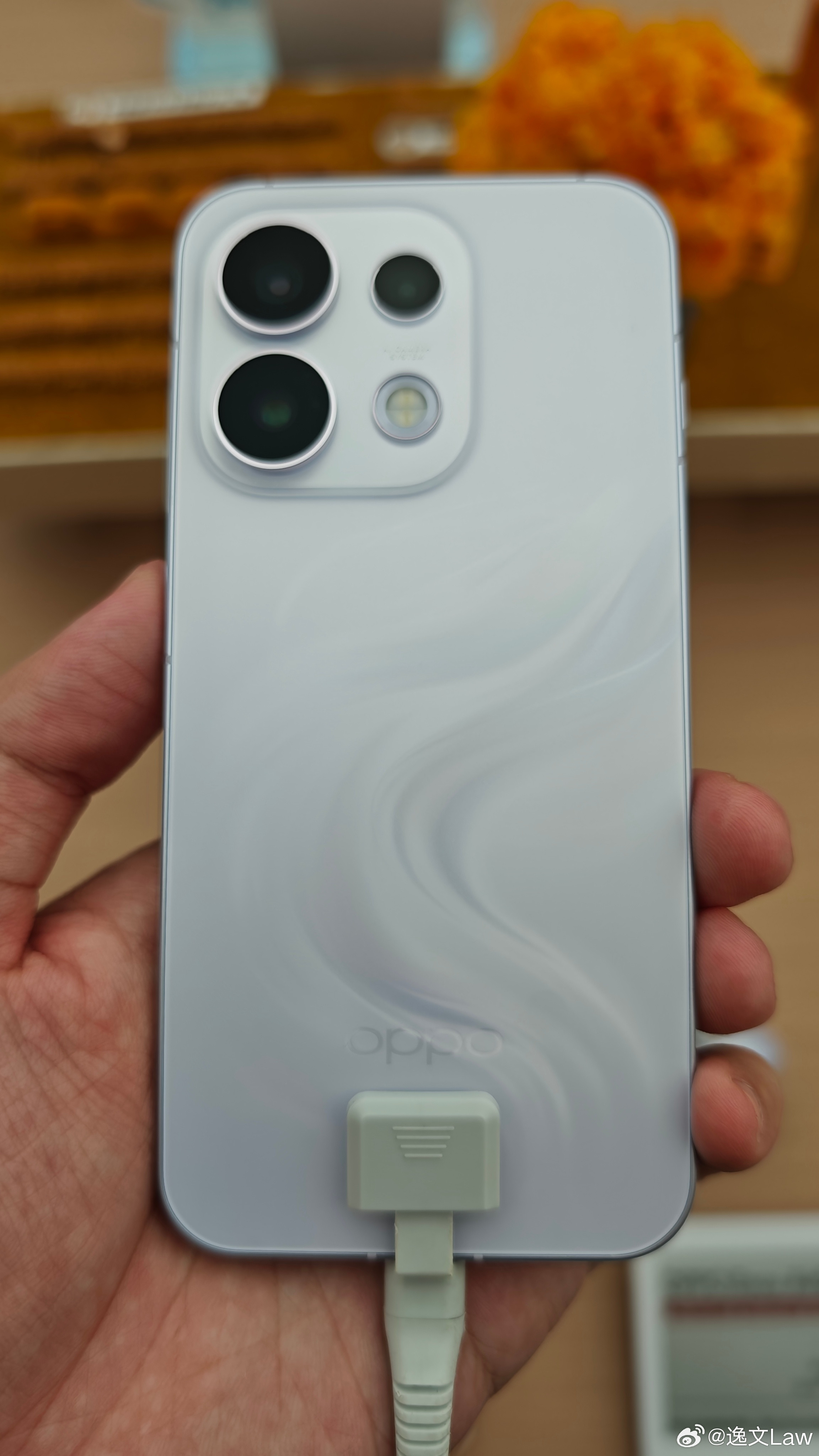 在走了多代畸形的外观设计后，OPPOReno16系列终于回归了正常的审美设计