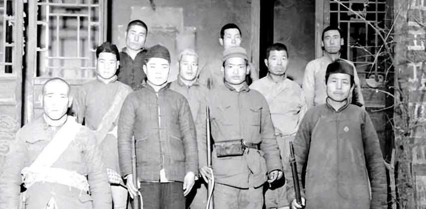 1947年，1地主偷偷放了我党干部。随后，敌人恼羞成怒，便找他算账。熟知，地主脸