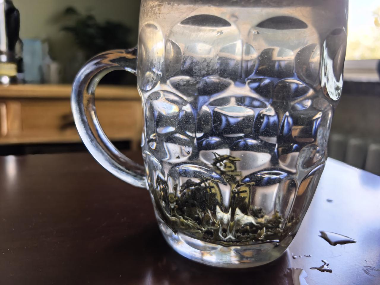 为什么现在开始流行喝淡茶了曾几何时，不少人喝茶讲究浓茶。玻璃杯抓满满一把茶
