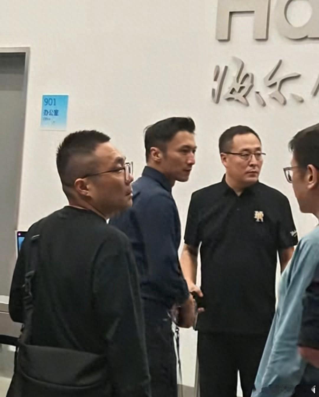 现实生活中的谢霆锋本人到底长什么样？看了路人抓拍的无美颜真实生图，这下真能理解王