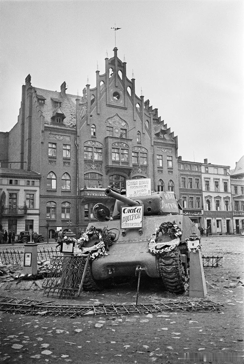 1945年2月德国科尼茨（今波兰Chojnice霍伊尼采）被击毁的谢尔曼M4A2(76)W坦克，变成