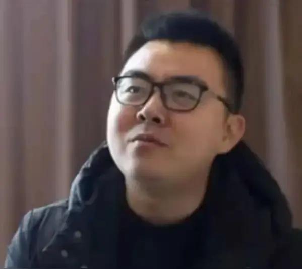 郭威或许这一生都要在错位中度过了，出生被换，他无法选择，捧姚策遗像，他无法选择，