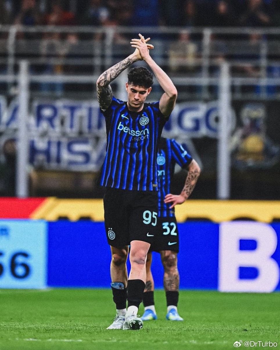 当巴斯托尼被换下场时现场75000名球迷为巴斯托尼送上了掌声巴斯托尼也向他们