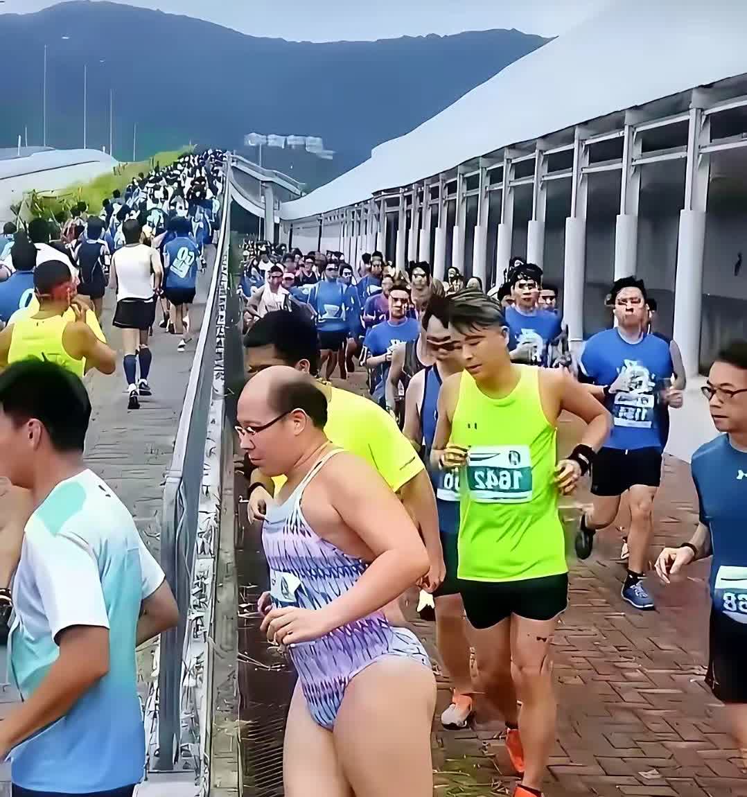 马拉松这一幕，不得不说惊呆了，有点太辣眼睛啦[捂脸哭][捂脸哭]