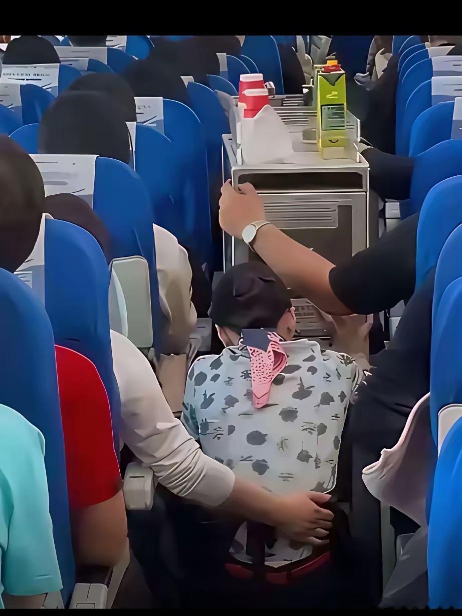 东航空姐为何害怕下跪？我想应该是以下原因，尤其是最后一个:1，空姐不小心碰到旅客